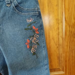 Gloria Vanderbilt embroidered Capri pants